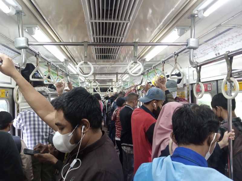 Penumpang KRL tujuan Jakarta pagi ini