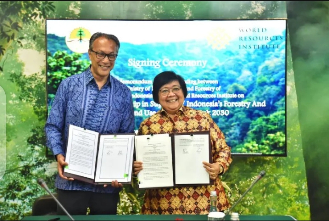 Menteri Lingkungan Hidup dan Kehutanan Siti Nurbaya Bakar (kanan) bersama CEO World Resources Institute Ani Dasgupta (kiri) memperlihatkan nota kesepahaman terkait kerja sama teknis untuk mendukung target Indonesia`s FOLU Net Sink 2030 di Gedung Manggala Wanabakti, Jakarta, Jumat (17/2/2023). ANTARA/HO-Kementerian LHK/am.