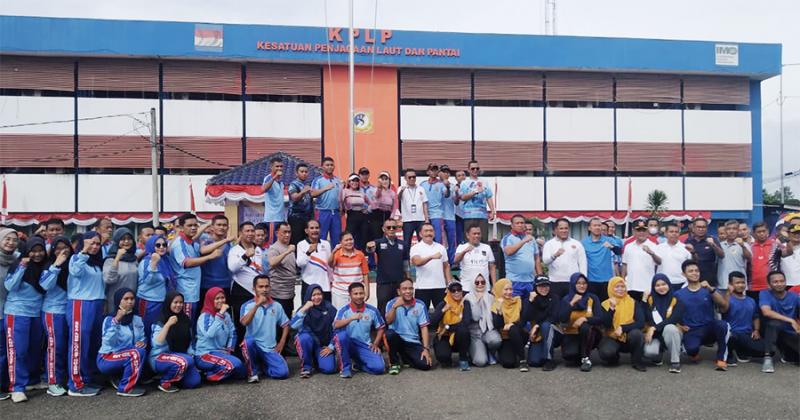 Foto bersama usai senam bersama, salah satu rangkaian HUT Ke-35 Pangkalan Penjagaan laut dan Pantai (foto:BeritaTrans.com/ahmad)