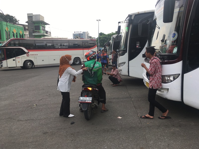 Calon penumpang bus Primajasa tiba di Terminal Induk Kota Bekasi menggunakan ojek online, Jumat (17/2/2023) sore.
