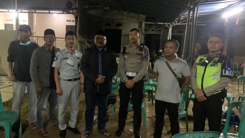 Petugas Jasa Raharja Perwakilan Bogor Nopi Yansyah bersama Unit Laka Lantas Polres Kabupaten Bogor survey ke rumah ahli waris guna memverifikasi keabsahan data ahli waris. Foto: istimewa.