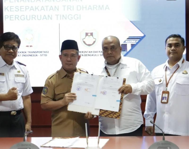 Penandatanganan Kerjasama Pendidikan dan Pola Pembibitan PTDI-STTD dengan Pemerintah Kabupaten Bengkulu Selatan, Kamis (16/2/2023). (Istimewa)