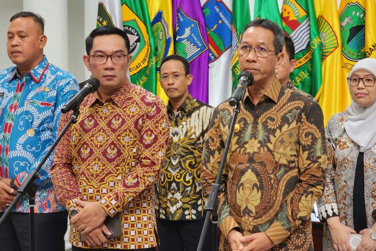 Gubernur Jawa Barat Ridwan Kamil, Plt Gubernur DKI Jakarta Heru Budi Hartono saat menghadiri penandatanganan MoU rencana proyek pembangunan angkutan umum massal perkotaan koridor Barat-Timur Mass Rapid Transit (MRT) Cikarang-Balaraja fase satu dan tahap satu Tomang-Medan Satria.(KOMPAS.COM/DENDI RAMDHANI)