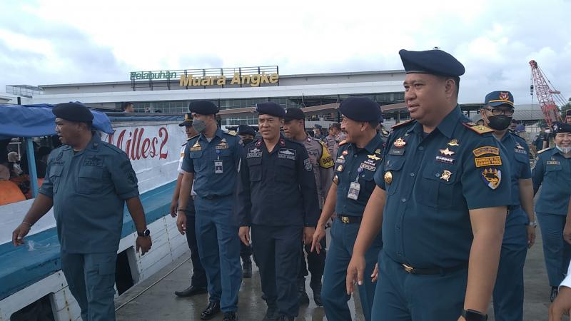 Direktur KPLP, Kepala Pangkalan PLP Tanjung Priok, KSOP Muara Angke, mengimbau kepada penumpang untuk kenakan life jacket /Foto:BeritaTrans.com/ahmad