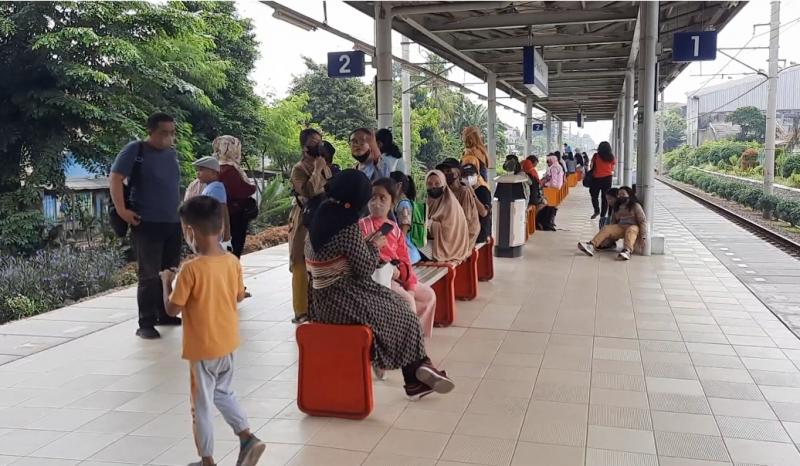 Penumpang menanti rangkaian KRL di Stasiun Bekasi Timur, Sabtu (18/2/2023).
