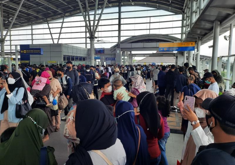 Suasana di Stasiun Cikarang saat hari libur Isra Miraj, Sabtu (18/2/2023).