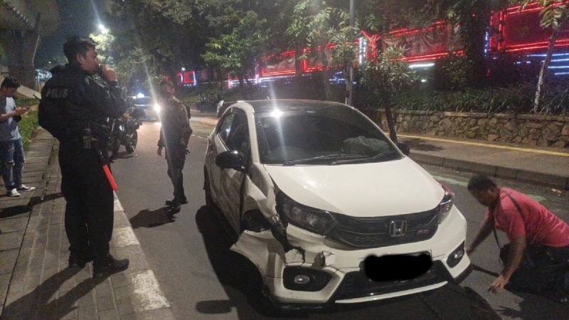 Kecelakaan dialami satu unit mobil Honda berwarna putih di Jalan Jenderal Sudirman, Jakarta. Lokasi kecelakaan tersebut berada di samping Mapolda Metro Jaya. Foto: istimewa.