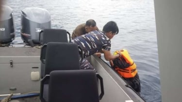 TNI AL selamatkan rombongan Bupati Morowali di Laut Sulteng Sumber : Dispenal Share