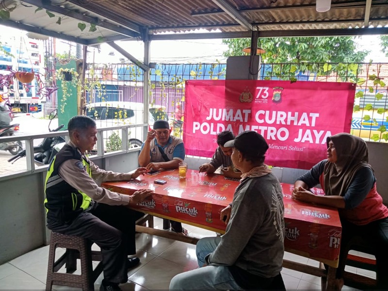 Kegiatan Jumat Curhat PMJ oleh Polsek Jatiasih Resor Bekasi Kota melalui anggota lantas dengan sosialisasi operasi keselamatan jaya kepada warga di Rt 06 Rw 02 Kampung Pondok Benda  Kelurahan Jatirasa, Kecamatan Jatiasih, Jumat (17/02/2023). Foto: istimewa.