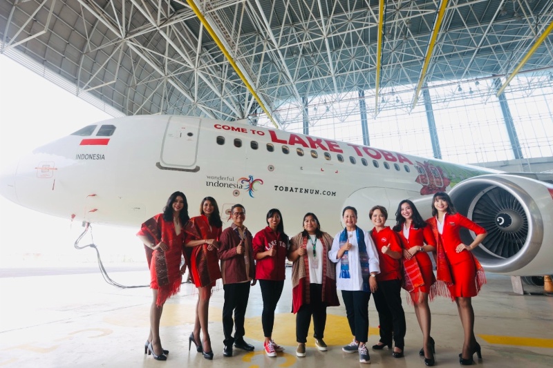 Dirut AirAsia Indonesia diapit talent di pelincuran Libery Danau Toba