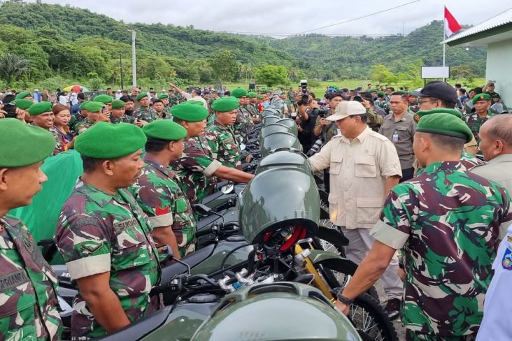 Menhan Prabowo Subianto menyerahkan puluhan kendaraan bermotor untuk Babinsa di Koramil Selong Belanak, Lombok, NTB.