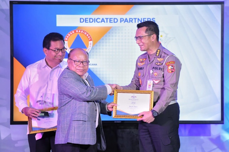Penghargaan diberikan langsung kepada Kabag TIK Korlantas Polri Kombes Pol I Made Agus Prasatya mewakili Kepala Korps Kepolisian Lalu Lintas (Kakorlantas) Irjen Pol Firman Shantyabudi. Foto: istimewa.