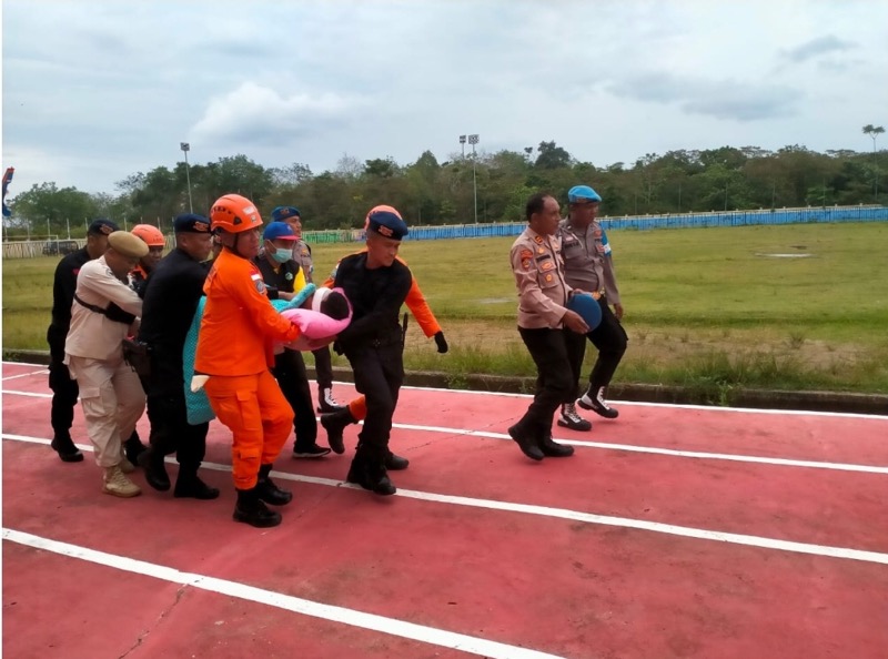 Tim evakuasi Gabungan TNI-Polri, Basarnas dan masyarakat berhasil melakukan evakuasi di lokasi pendaratan dari helikopter Kapolda Jambi di dalam hutan Bukit Tamiai, Kecamatan Batang Merangin, Kabupaten Kerinci, Selasa (21/2/2023). Foto: istimewa.