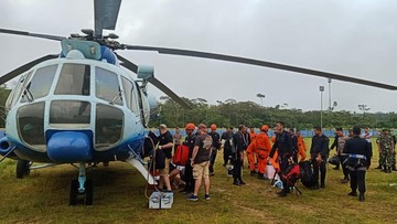 Bantuan logistik diturunkan di titik kecelakaan Kapolda Jambi Irjen Rusdi Hartono dan rombongan di Bukit Tamia, Muara Emat, Kerinci, Jambi. (Foto: Arsip foto Basarnas Jambi) 