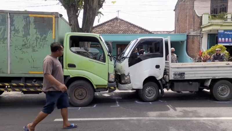 Kecelakaan beruntun 6 kendaraan di Kota Kediri. Foto: istimewa.
