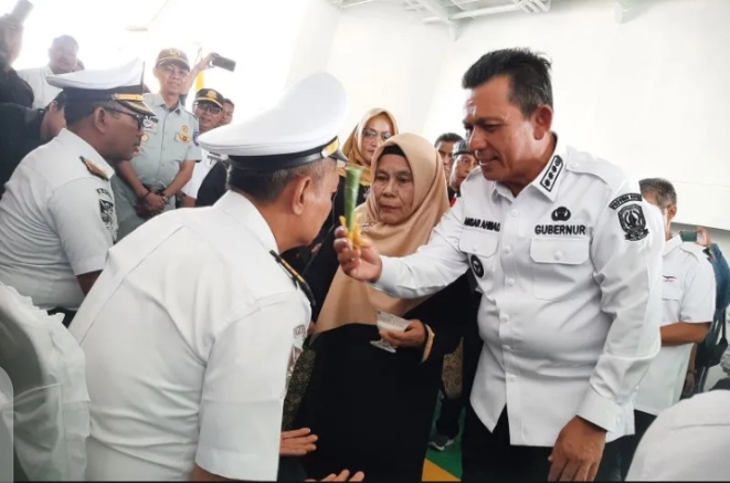 Pelepasan pelayaran perdana KMP Bahtera Nusantara 03 ditandai dengan prosesi tepuk tepung tawar oleh Gubernur Kepri Ansar Ahmad kepada kapten kapal di Pelabuhan ASDP Tanjung Uban, Kabupaten Bintan, Rabu (22/2/2023). ANTARA/Ogen.
