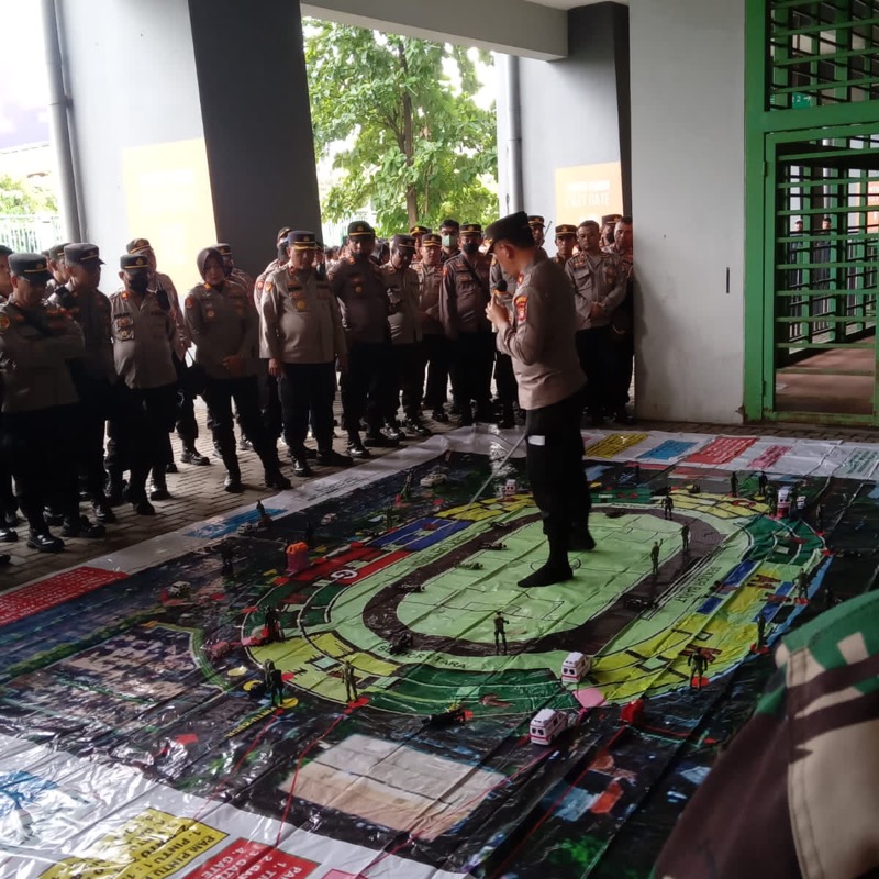 Polres Metro Bekasi Kota Gelar Tactical Floor Dalam Pengamanan Liga 1 Persija Vs Barito Putra di Stadion Patriot Chandrabhaga.