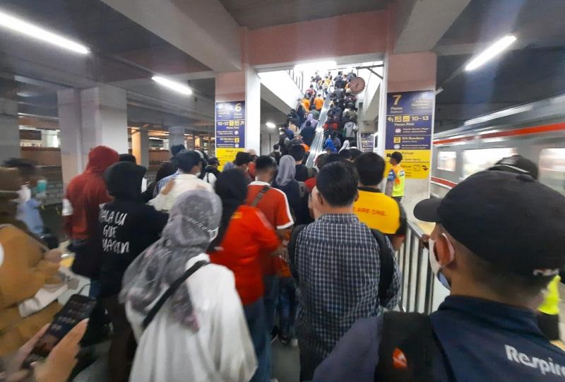 Tangga akses untuk berganti KRL di Stasiun Manggarai ramai penumpang KRL, Rabu (22/2/2023).