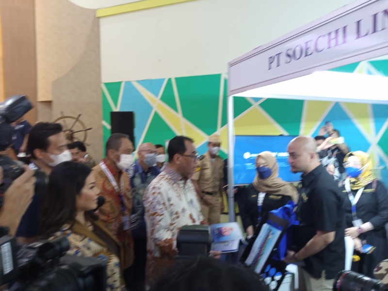 Ketua INSA dan Menhub menyambangi booth