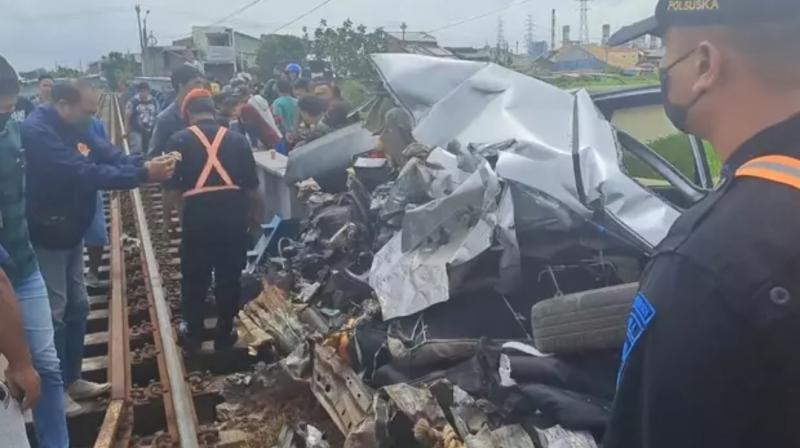 Mobil rusak parah usai tertabrak kereta api Argo Bromo Anggrek, di perlintasan tanpa palang pintu di Kelurahan Tambakrejo, Gayamsari, Kota Semarang pada Kamis (23/2/2023). (Foto: Rachman Pratama)