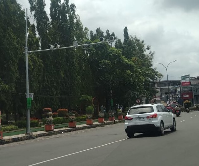 Satuan Lalulintas Polres Cilegon baru memasang dua titik kamera ETLE yang akan memantau pelanggar. Pemasangan tersebut dilakukan pada Rabu (22/2/2023) malam. Foto: istimewa.