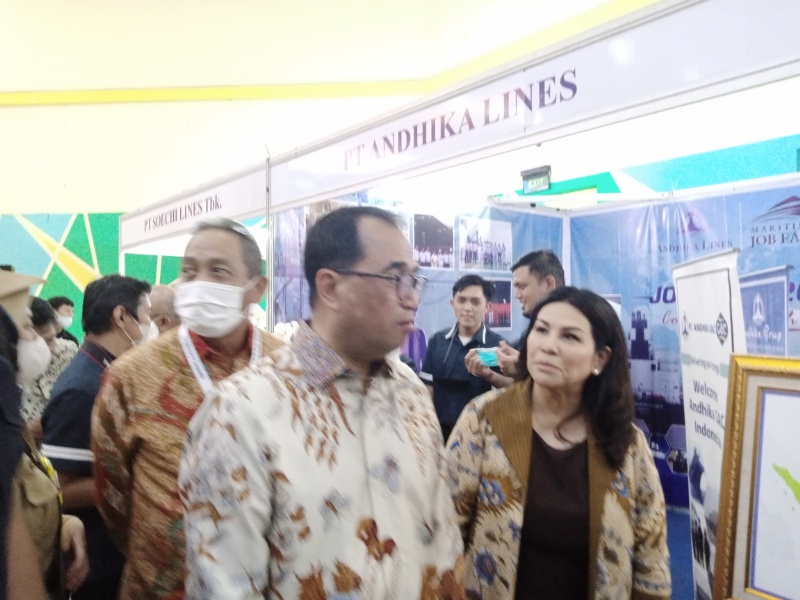 Ketua DPP INSA Carmelita Hartoto  dan Menhub Budi Karya Sumadi