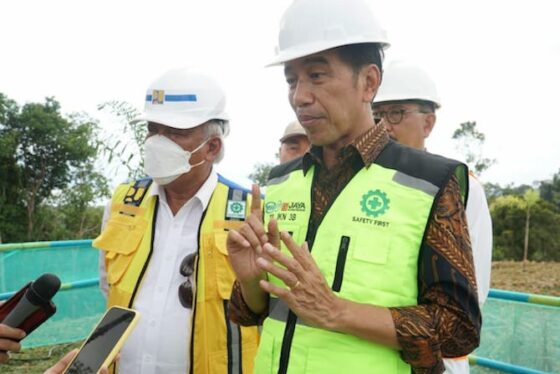 Presiden Joko Widodo (Jokowi) didampingi Menteri Pekerjaan Umum dan Perumahan Rakyat (PUPR) Basuki Hadimuljono dan Kepala Otorita Ibu Kota Nusantara (IKN) Bambang Susantono meninjau pembangunan Jalan Tol menuju ke Kawasan Inti Pusat Pemerintahan (KIPP) IKN, Kalimantan Timur, Rabu (22/2). (istimewa)