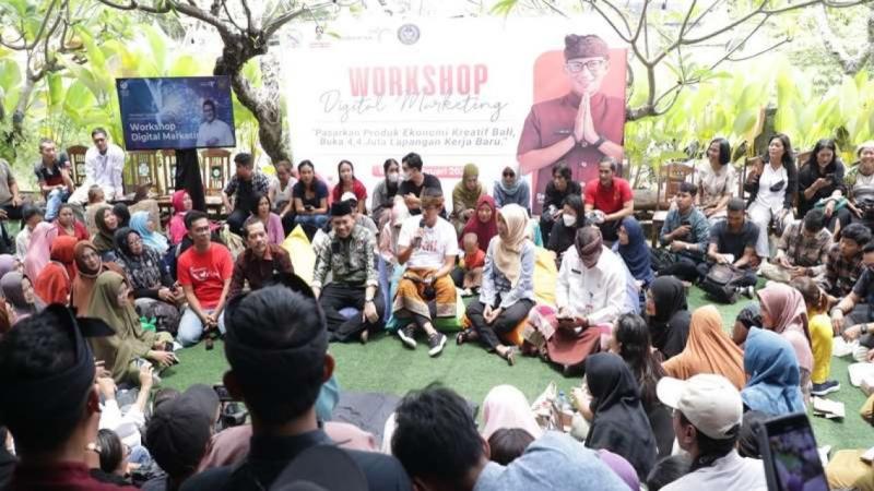 Menteri Pariwisata Sandiaga Uno mengisi workshop pelatihan digital untuk UMKM Bali.
