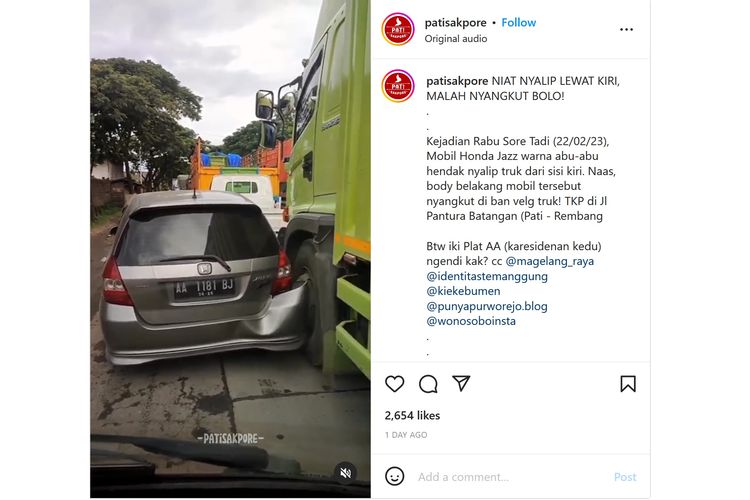 Video viral memperlihatkan Honda Jazz yang nyangkut di saat hendak menyalip truk dari sebelah kiri.(Foto: Tangkapan layar)