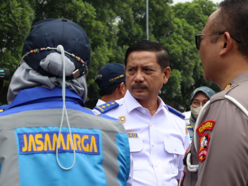 Dirjen Perhubungan Darat Hendro Sugiatno (tengah) di Surabaya