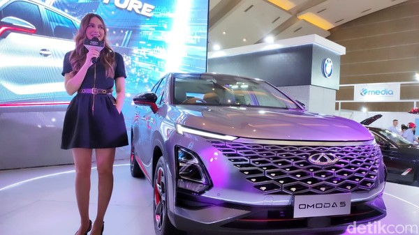 Luna Maya beli Chery Omoda 5 di IIMS 2023. Foto: Septian Farhan Nurhuda / detik.com  