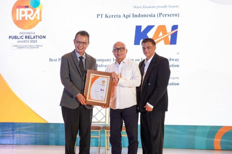 PT KAI mendapatkan penghargaan sebagai Best Public Relation in Company Innovation on Improving Railway Facilities, Infrastructure and Digital Transformation (Category: Transportation) dalam ajang Indonesia Public Relation Awards (IPRA) 2023 yang diselenggarakan oleh Warta Ekonomi di Thamrin Nine Ballroom, Jakarta pada Jumat (24/2/2023). 