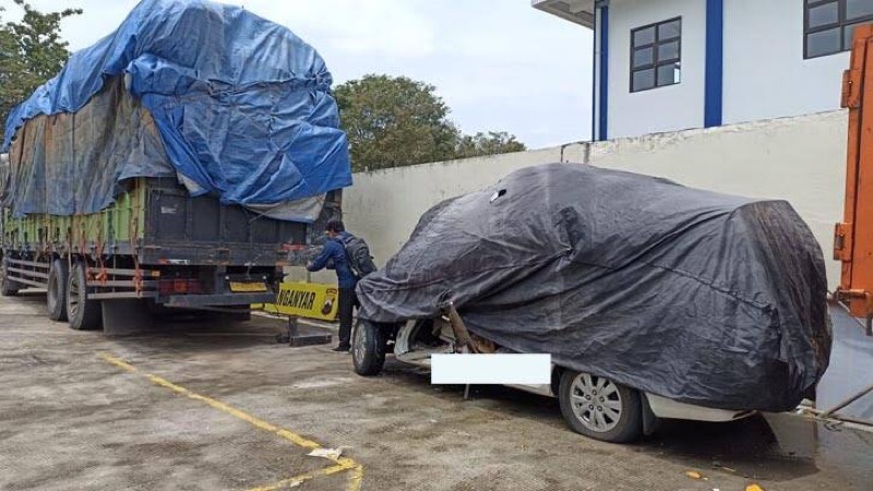 Mobil dan truk tronton yang terlibat kecelakaan di Tol Solo-Ngawi. Foto: istimewa.