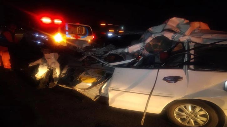 Kondisi mobil Toyota Kijang Innova yang ringsek setelah menabrak truk tronton di jalan tol di Karanganyar, Sabtu (25/2/2023) pagi.