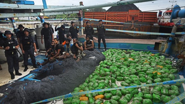 Sebanyak 309 narkotika jenis sabu diamankan oleh Baa Cukai. Ratusan narkotika itu ditemukan di kapal bepenumpang 8 warga negara Iran.