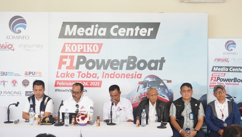 Juma pers Seaplane di F1 Powerboat Danau Toba