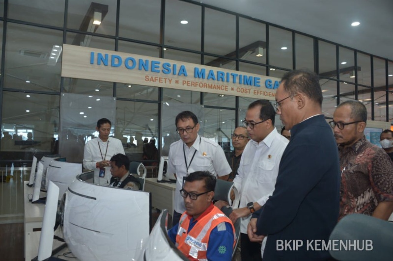 Menhub Budi Karya Sumadi saat meninjau digitalisasi di Pelabuhan Tamjung Emas