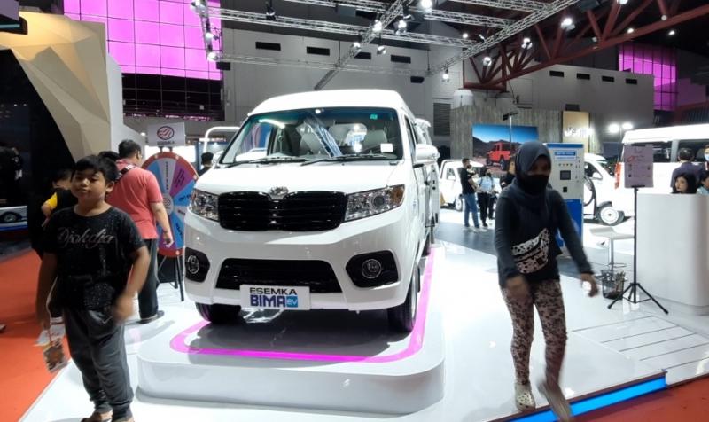 Tampak pengunjung ramai memnuhi area IIMS 2023 pada Ahad (26/2/2023). Varian Mobil Esemka dihadirkan di salah satu tenant IIMS 2023 di JIexpo, Jakarta.