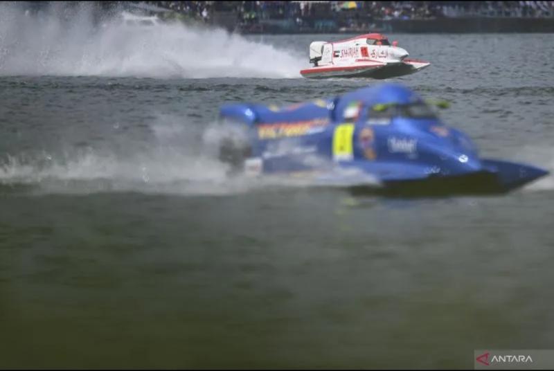 Pembalap tim Sharjah, Ferdinand Zanbergen (atas) memacu kecepatan perahu motornya saat latihan bebas putaran pertama Kejuaraan Dunia Perahu Motor F1 Powerboat (F1H2O) 2023 di Danau Toba, Balige, Sumatera Utara, Sabtu (25/2/2023). ANTARA FOTO/M Risyal Hidayat/aww. (ANTARA FOTO/M RISYAL HIDAYAT)