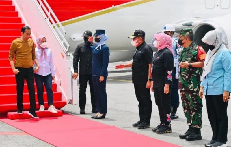Presiden Joko Widodo bersama Ibu Negara Iriana Joko Widodo saat tiba di Sumatera Utara, Minggu (26/2/2023). ANTARA/HO-Biro Pers Sekretariat Presiden