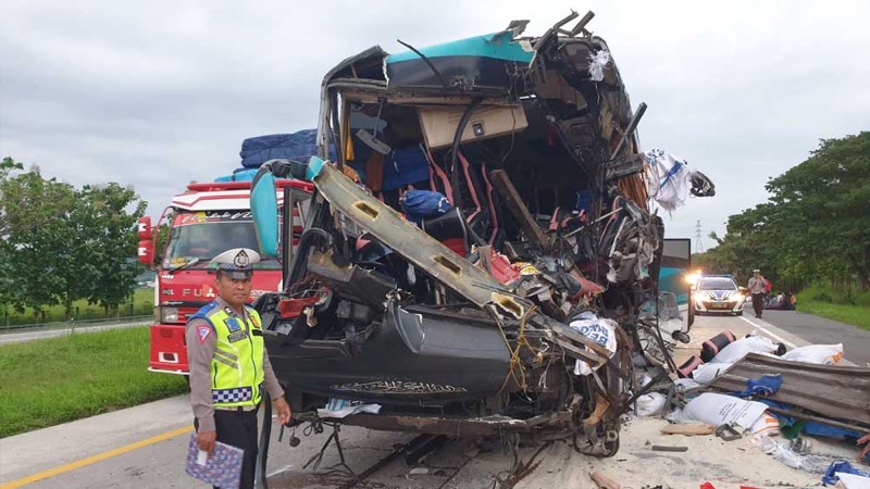 Bagian depan bus Habibah Jaya Kencana ringsek setelah menabrak truk muatan beras di Tol Cipali. Foto: istimewa.