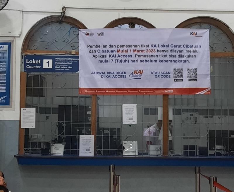 Pengumuman yang ada di loket Stasiun Purwakarta mengenai pembelian tiket KA Lokal Garut Cibatuan yang akan mengalami perubahan pada 1 Maret 2023 mendatang.