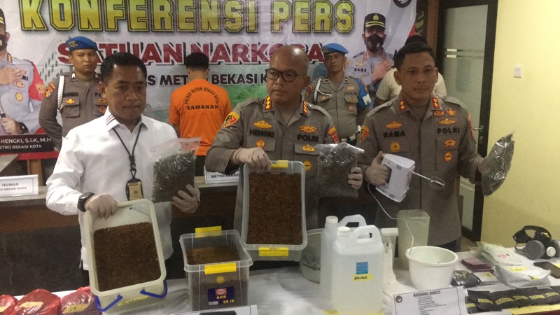 Satresnarkoba Polres Metro Bekasi mengamankan sejumlah barang bukti dari tersangka.