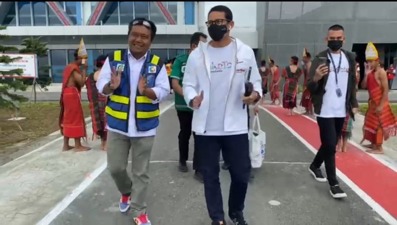Menparekraf Sandiaga Uno sesaat meninggalkan Bandara Sisingamangaraja XXI