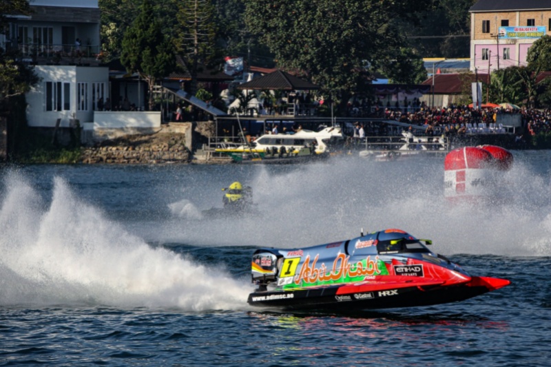 Balap powerboat di Danau Toba