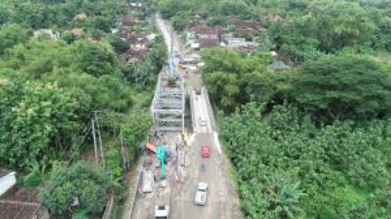 Dinas Perhubungan (Dishub) dan jajaran Satlantas Polres Trenggalek mulai menguji coba jembatan bailey dekat jembatan Munjungan yang sedang diperbaiki untuk pengalihan sementara arus lalu lintas di jalur jalan nasional Trenggalek-Tulungagung tersebut. Foto: istimewa.