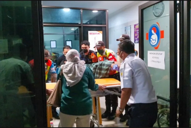 Petugas KAI Daop 6 Yogyakarta membantu seorang ibu melahirkan di pos kesehatan Stasiun Tugu Yogyakarta, Minggu (27/2) malam. (ANTARA/HO-Humas Daop 6 Yogyakarta)