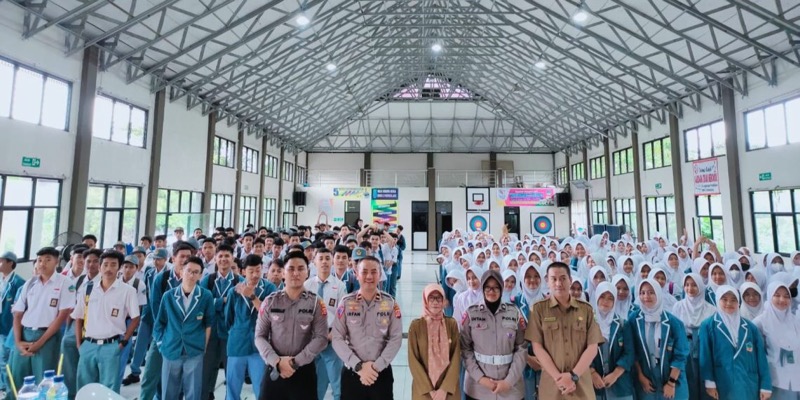 Jajaran Unit Keamanan dan Keselamatan Berlalu lintas (Kamsel) Satlantas Polres Pandeglang melaksanakan kegiatan Police Goes to School di SMK Negeri 2 Pandeglang, Kelurahan Kabayan, Kecamatan Pandeglang, Kabupaten Pandeglang. Foto: istimewa.