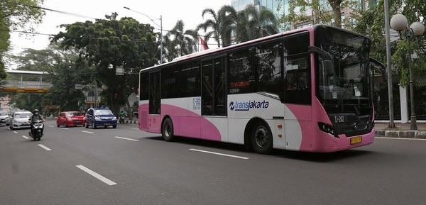 Bus pink TransJakarta. (Agung Pambudhy/detikcom) 
