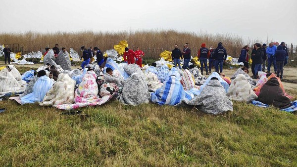 Sebuah kapal pengangkut migran tenggelam terkena badai di laut lepas pantai Italia. Setidaknya 62 imigran, termasuk 14 anak-anak dan seorang bayi tewas.